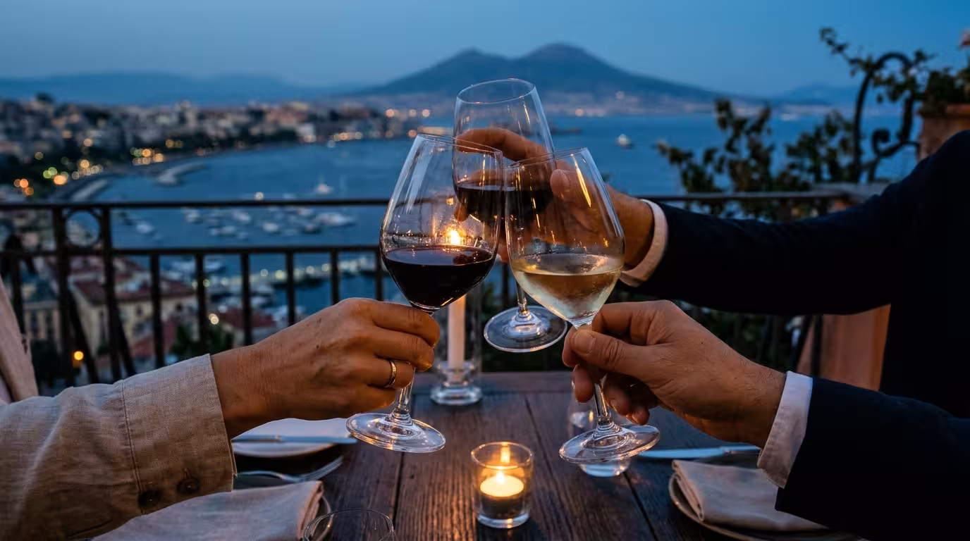 brindisi a tre con vista sul golfo di Napoli