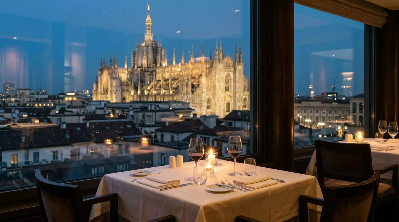 Tavolo per due a lume di candela davanti a una vetrata con vista sul Duomo illuminato: uno dei ristoranti romantici a Milano con vista